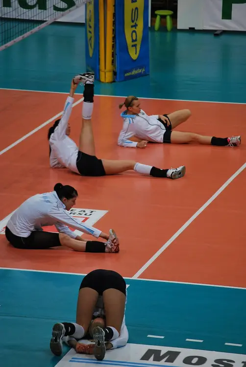 Volleyball players preparing on the floor